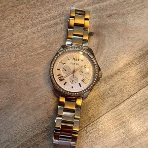Fossil watch in rose gold.